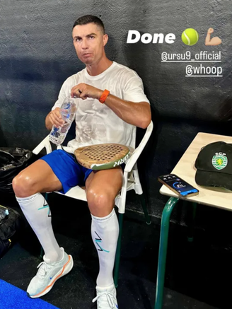 Ronaldo gây sốt vì… chiếc mũ trong bức ảnh chơi padel