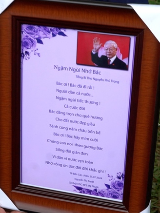 Bà giáo Bình Dương dậy từ 3 giờ sáng, mang thơ tự sáng tác đi viếng Tổng Bí thư Nguyễn Phú Trọng