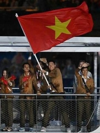 Olympic 2024 khai mạc hoành tráng, độc lạ nhất lịch sử: Cờ Việt Nam tung bay trên thuyền