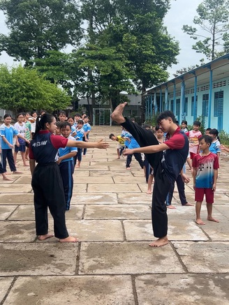 Cô gái vàng pencak silat và lớp võ miễn phí trên cồn Phó Ba