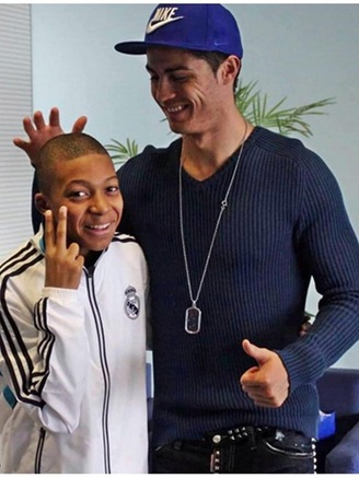 Mbappe: Từ cậu bé hâm mộ Ronaldo đến đối thủ lớn nhất của CR7 ở trận sống còn
