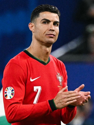 Khoảnh khắc lạ của Ronaldo: Bồ Đào Nha thua trận, nhưng nước mắt chẳng còn rơi