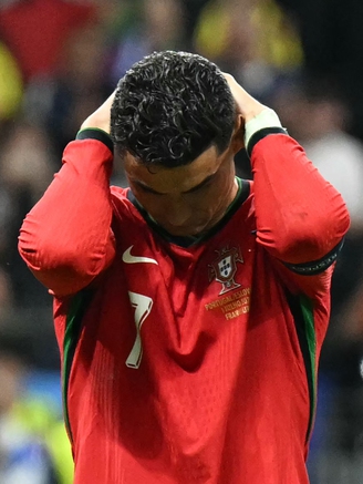 Ronaldo càng cố chấp, đội tuyển Bồ Đào Nha càng khổ!