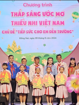 Trao học bổng tiếp sức đến trường cho học sinh Đồng Nai