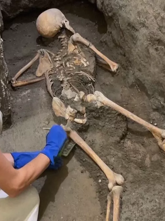 Phát hiện hài cốt ôm kho báu vùi dưới dung nham Pompeii