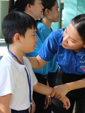 Học sinh lớp 1 TP.HCM: Khóc nức nở và cười rạng rỡ ngày tựu trường