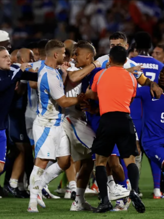 Lại bê bối Olympic: Cầu thủ Pháp và Argentina ẩu đả, cảnh sát vất vả ngăn bạo động