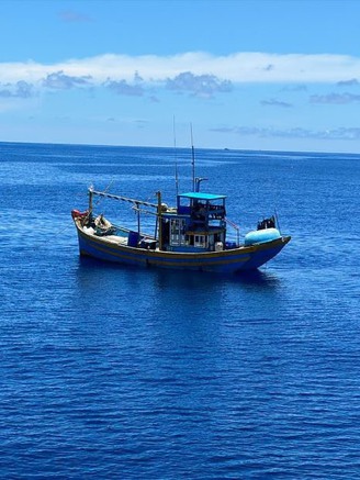 Tàu cá chìm gần đảo Phú Quý, 2 ngư dân mất tích