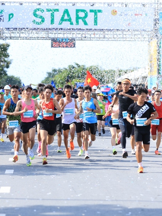 Vượt nắng nóng chinh phục Long An Half Marathon 2024