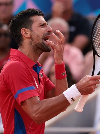 Quát mắng trọng tài, Djokovic bị chỉ trích trước thời khắc lịch sử tại Olympic