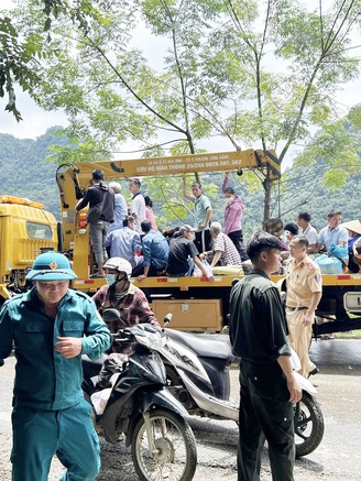 Người dân giúp chở xe máy, hàng hóa qua đoạn ngập