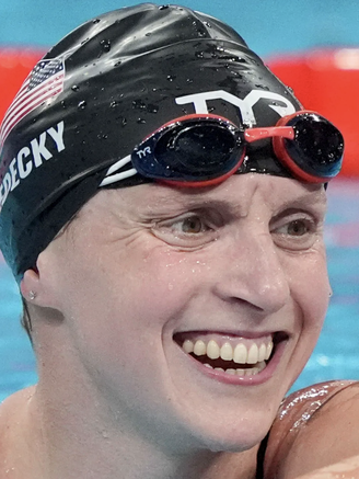 Katie Ledecky lập kỷ lục lịch sử Olympic, nhà vô địch điền kinh Mỹ thua sốc 