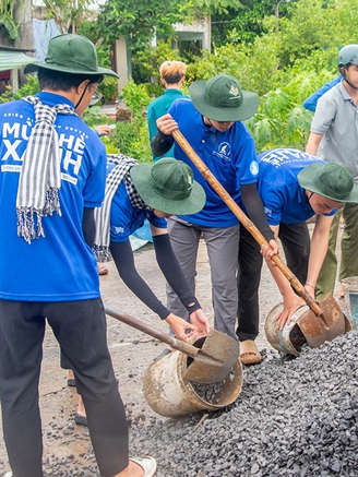 Sinh viên tình nguyện giúp vùng quê giải quyết những khó khăn