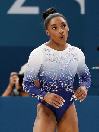 Huyền thoại TDDC Simone Biles ngã ở chung kết, mất luôn huy chương Olympic: Chuyện khó tin