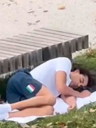 Chê làng VĐV nóng, thức ăn tệ: Kình ngư đoạt HCV Olympic bực mình ra ngủ công viên