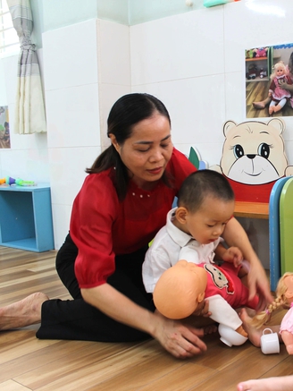 Cô giáo mầm non nhớ mãi lần ôm bụng bầu chạy xe 50 km đi dạy