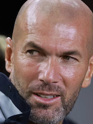 Zidane tiết lộ lý do không thể thay HLV Ten Hag ở M.U: Tiếng Anh của tôi…