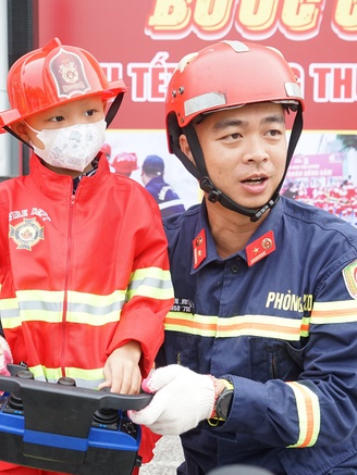 Cảm động: Bệnh nhi ung thư được thực hiện ước mơ làm lính cứu hỏa