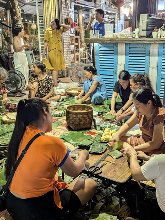 Thức trắng đêm gói hàng trăm bánh chưng, bánh tét 
gửi bà con vùng bão, lũ