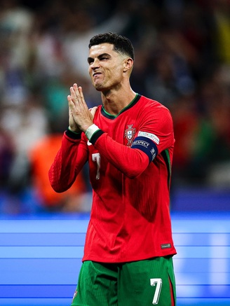 Ronaldo xúc động trong ngày thiết lập cột mốc 1 tỉ người theo dõi