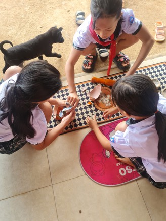 Những cô bé, cậu bé đập heo đất ủng hộ bà con vùng lũ miền Bắc
