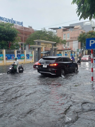 Mưa lớn suốt đêm, nhiều tuyến đường ở Đà Nẵng ngập sâu