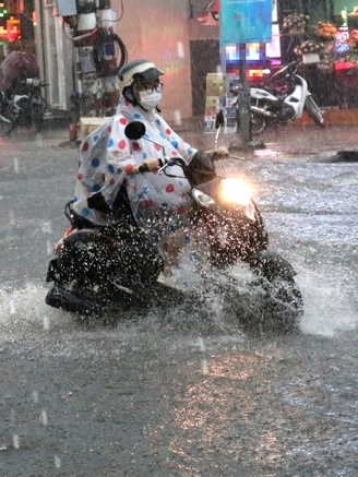 ‘Thót tim’ mỗi khi chạy xe dưới trời mưa