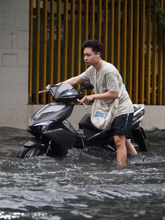 Dự báo mưa to, triều cường 2 ngày tới ở TP.HCM: Quận nào có thể ngập?