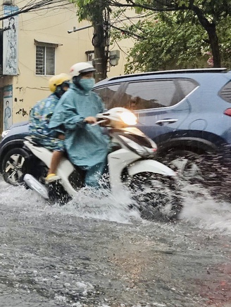 Mưa lớn kéo dài, Đà Nẵng cho học sinh toàn thành phố nghỉ học từ chiều nay