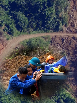 Đường lên thôn Nậm Tông: Xúc động hình ảnh hợp sức đẩy xe hàng cứu trợ trong bùn lầy