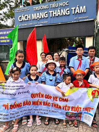 Dễ thương vô cùng, học trò đi xin ve chai kiếm tiền hỗ trợ vùng lũ