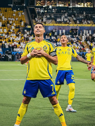 Ronaldo chơi ‘siêu tệ’ nhưng vẫn… ghi bàn từ phạt đền, Al Nassr bám sát ngôi đầu