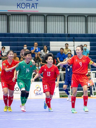 Đội futsal nữ Việt Nam vô địch thuyết phục ngay trên đất Thái Lan 