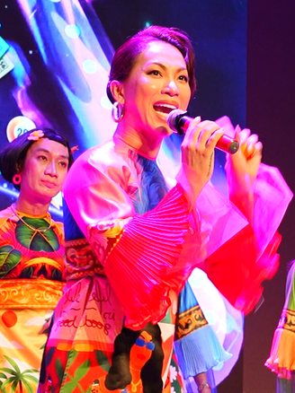 'Bà bầu' Lộ Lộ và đoàn lô tô Sài Gòn Tân Thời 'quẩy' cuồng nhiệt ở các trường đại học