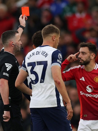 Bruno Fernandes dính thẻ đỏ, M.U bị Tottenham hạ toàn diện trên sân nhà: Ôi, Ten Hag! 