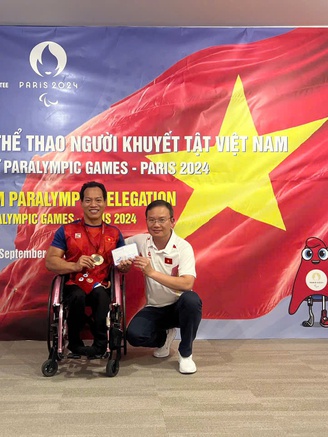 Thưởng nóng cho HCĐ Paralympic của lực sĩ cử tạ Lê Văn Công