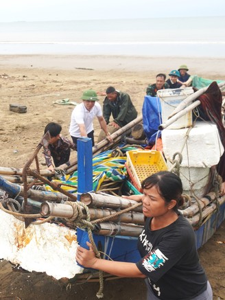 Siêu bão Yagi: Người dân ven biển hối hả chạy bão