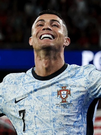 Ronaldo tri ân đồng đội khi đạt cột mốc 900 bàn thắng