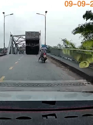 Sập cầu Phong Châu ngay trước mắt: Rợn người khoảnh khắc cách Thần Chết chỉ vài mét