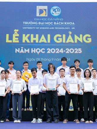 Đà Nẵng: Trao gần nửa tỉ đồng học bổng cho tân sinh viên xuất sắc