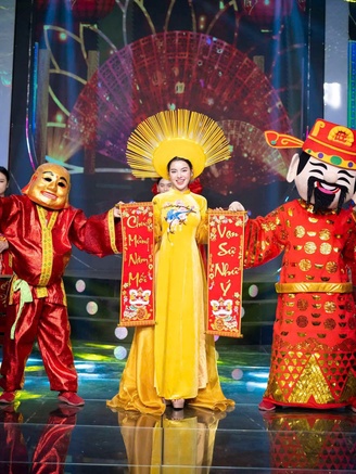 Mặc áo dài thêu tay, nổi bật khí chất và thanh lịch
