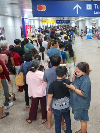 Metro số 1 ngày đầu năm mới 2025: Xếp hàng hơn 1 tiếng đành phải... ra về