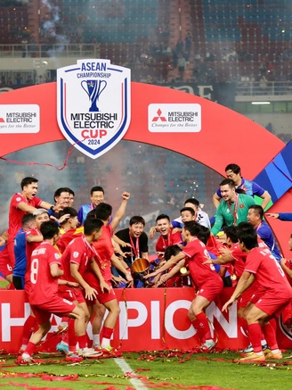 Từ ngôi vô địch AFF Cup nhìn về V-League: Mà lòng phơi phới dậy tương lai
