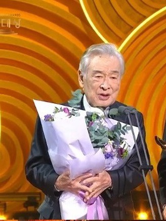 'Ông nội quốc dân' Lee Soon Jae bật khóc tại lễ trao giải KBS Drama Awards 2024