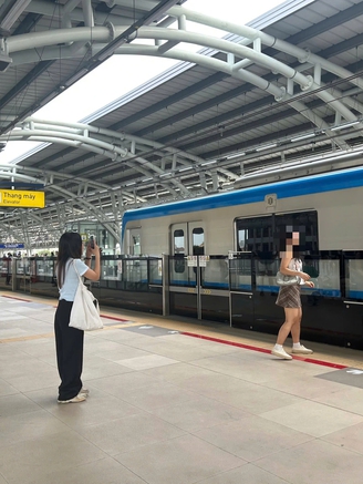 Bất chấp nguy hiểm vượt qua vạch cấm nhà ga metro để 'sống ảo'