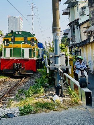 Hẻm Sài Gòn đón tết: Xóm đường rày xe lửa xanh mướt, 'thay da đổi thịt'