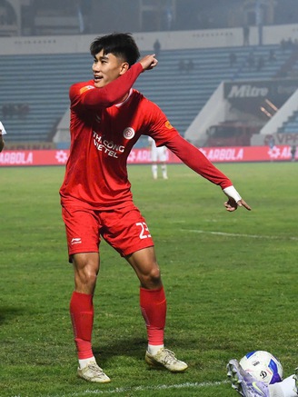 V-League lại xuất hiện ‘vàng ròng’, HLV Kim Sang-sik không thể bỏ phí