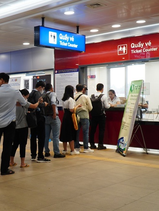 Ngày đầu thu phí vé metro, khách có còn đông?