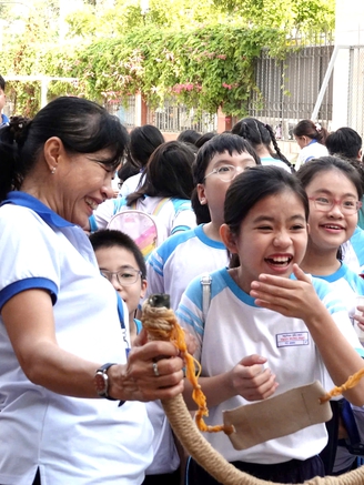 Học sinh TP.HCM vui hội xuân, ngày mai nghỉ Tết Nguyên đán