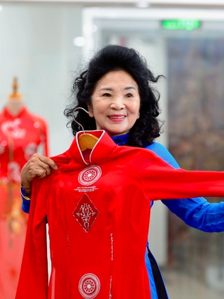 Nhộn nhịp cảnh mua sắm áo dài tết ở cửa hàng 'ấm lòng nhất TP.HCM'